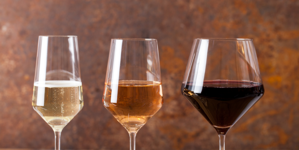 Witte, rosé en rode wijn naast elkaar