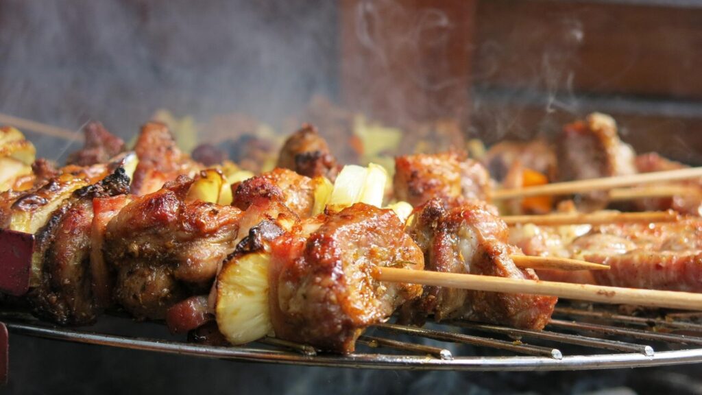 Vlees op een barbecue